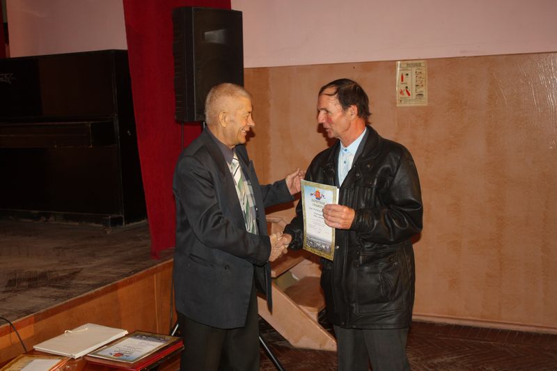 В.В. Попов награждает Почетной грамотой П.С. Тютюнщикова – председателя Усть-Хоперской первичной организации.
