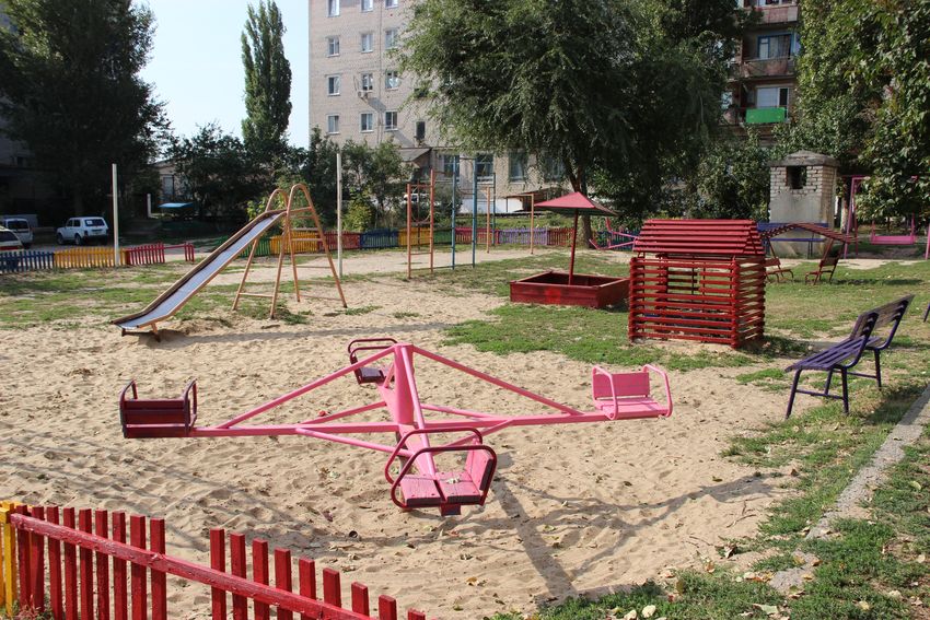 Детская площадка в центре двора.