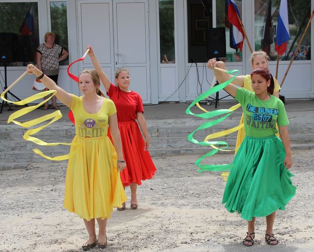 Спортивный танец в исполнении воспитанников Детского дома.