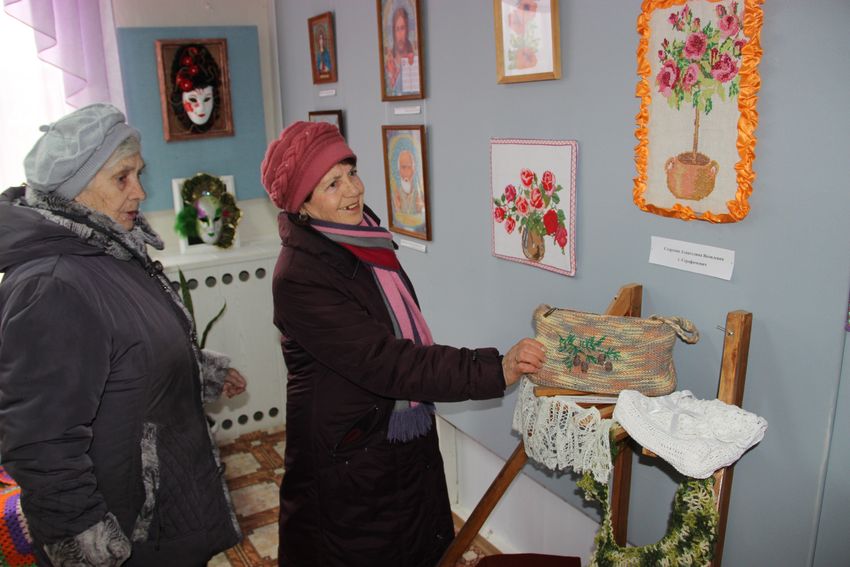 открытие выставки худо­жественной живописи и декоративно-прикладного творчества пожилых людей.