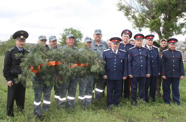 За несколько минут до возложения гирлянды.